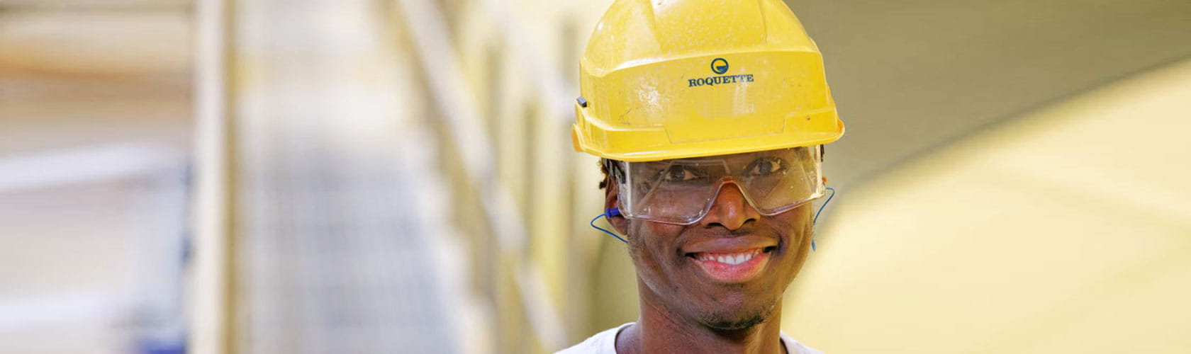 Un employé de Roquette portant un casque jaune